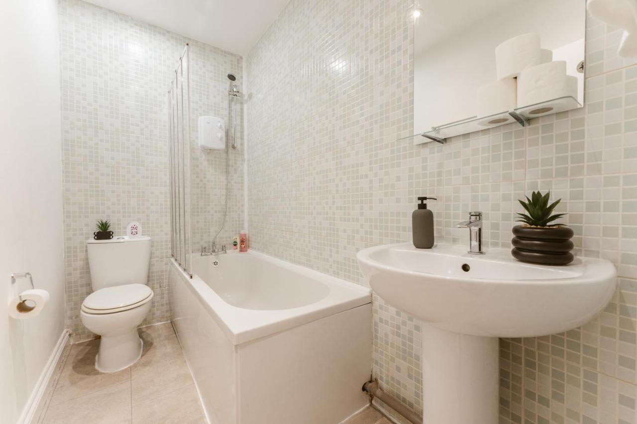Mile End Rooms 57A London Bagian luar foto